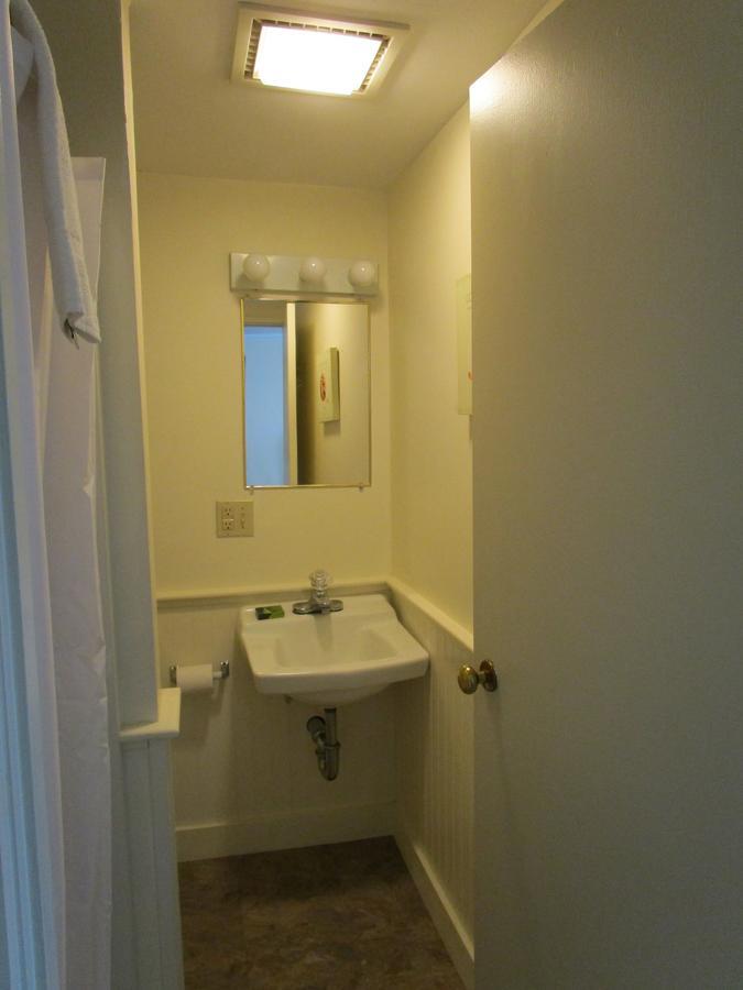 Shea'S Riverside Inn & Motel Essex Bagian luar foto